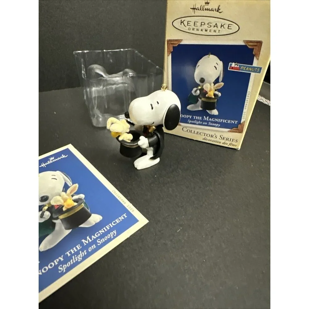 Hallmark Keepsake Snoopy the‎ Magnificent Ornament #8 Spotlight on Snoopy 2005